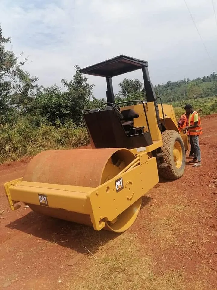 Compacteur sur la latérite · Lôh-Djiboua, 2021