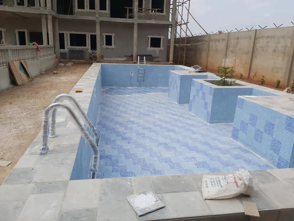 Piscine en mosaïque · 2021